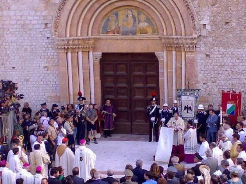 La Festa della Perdonanza Celestiniana è la candidatura nazionale che l’Italia presenta per il suo riconoscimento nella Lista Rappresentativa del Patrimonio Culturale Immateriale