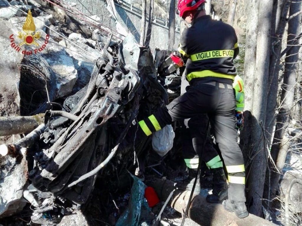 Tragedia nel giorno di Pasqua in Val Vigezzo fra l'Ossola e il Canton Ticino dove una frana sulla Statale 337 ha travolto un'auto uccidendo due cittadini svizzeri di 55 e 53 anni