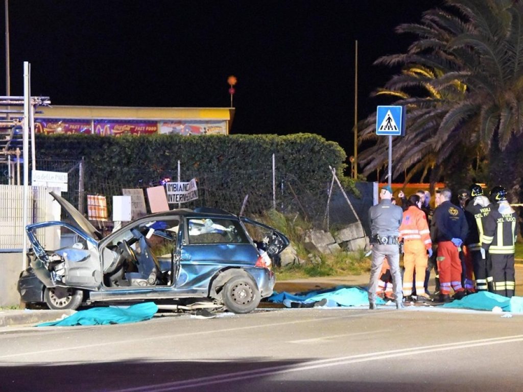 Terribile incidente stradale nella notte a Marina di Carrara, dove un'auto sulla quale si trovavano cinque giovani è sbandata e si è schiantata contro una cancellata: 4 morti