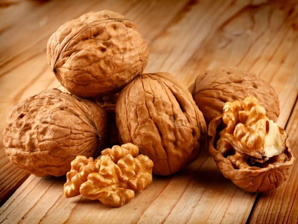 Dalle noci ai mirtilli, dal Tè verde al cioccolato fino ai cereali integrali: ci sono cibi che aiutano il nostro cervello a mantenersi in buona salute