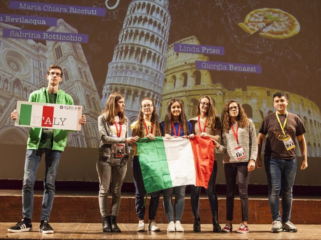 Quattro medaglie di bronzo e una menzione d’onore al Teatro Verdi di Firenze per le ragazze della squadra italiana alle Olimpiadi Europee Femminili di Matematica (EGMO, European Girls’ Mathematical Olympiad).