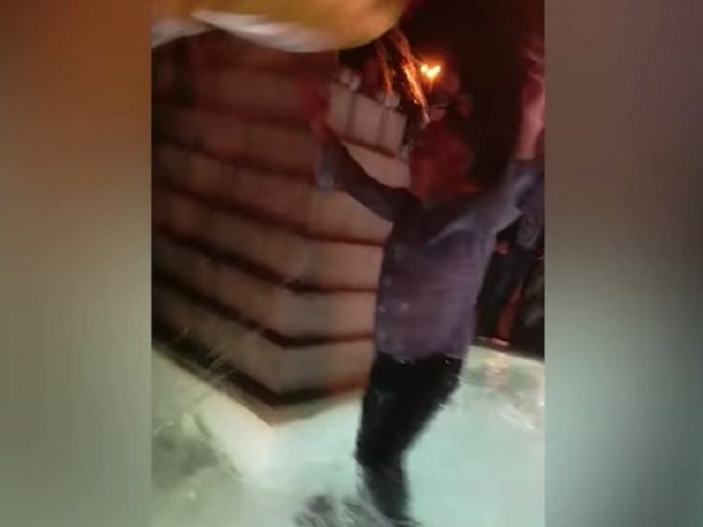 Il video del tuffo di James Pallotta, presidente della Roma, nella Fontana dei Leoni dopo Roma-Barcellona 3-0 è diventato virale sul web