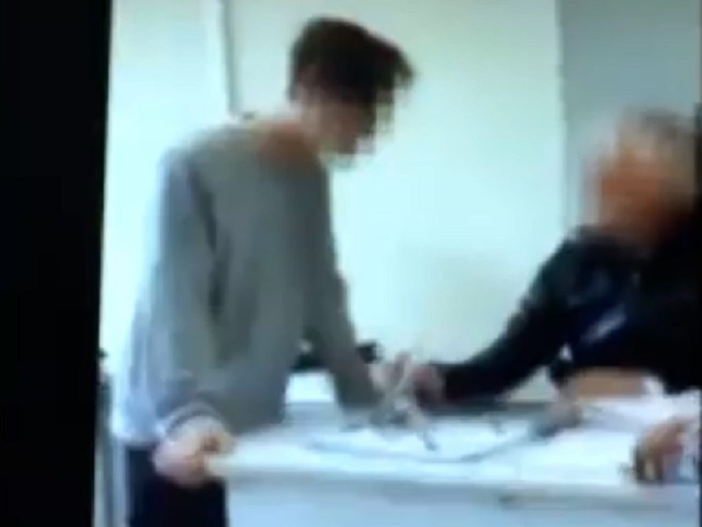 Sei studenti minorenni sono stati denunciati dagli uomini della Squadra mobile di Lucca per essere responsabili della condotta violenta e derisoria avvenuta qualche giorno fa nei confronti del proprio professore di Italiano