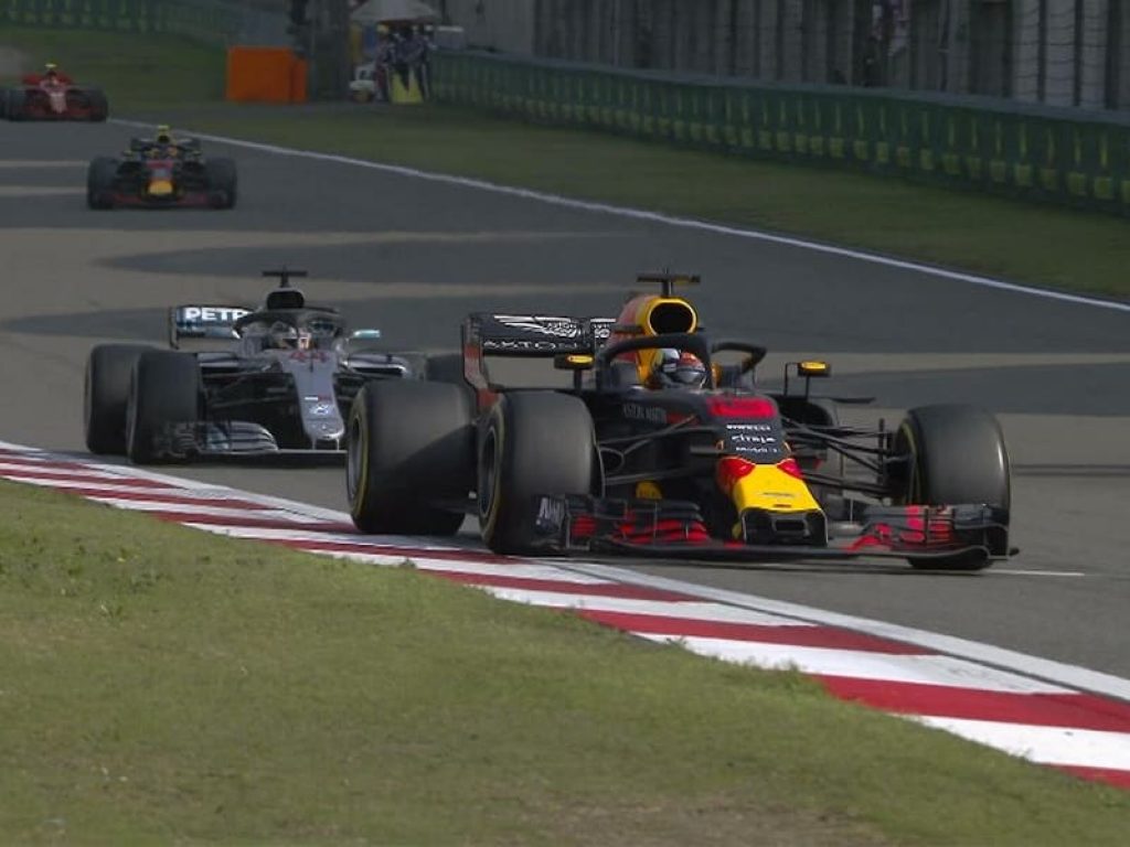 Daniel Ricciardo (Red Bull) trionfa nel Gran Premio di Cina di Formula 1 davanti a Bottas e Raikkonen, al termine di una gara ricca di colpi di scena (differita alle ore 21 su TV8).