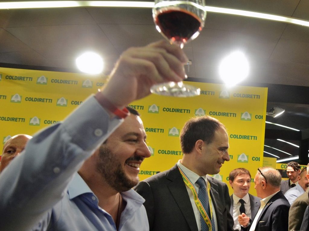 Al Vinitaly Matteo Salvini “beve” Berlusconi allo stand Coldiretti. Il segretario della Lega ha brindato con il vino rosso prodotto dalla nipote del leader di Forza Italia