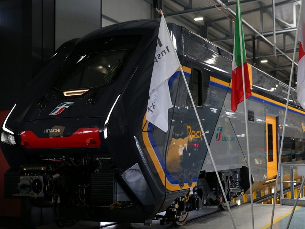 Il nuovo treno regionale Rock esce dalla fabbrica Hitachi Rail. Il primo convoglio inizierà le prove tecniche per l’omologazione. Rock sarà in servizio dalla primavera 2019 e le prime consegne interesseranno Emilia–Romagna, Veneto, Liguria e Toscana