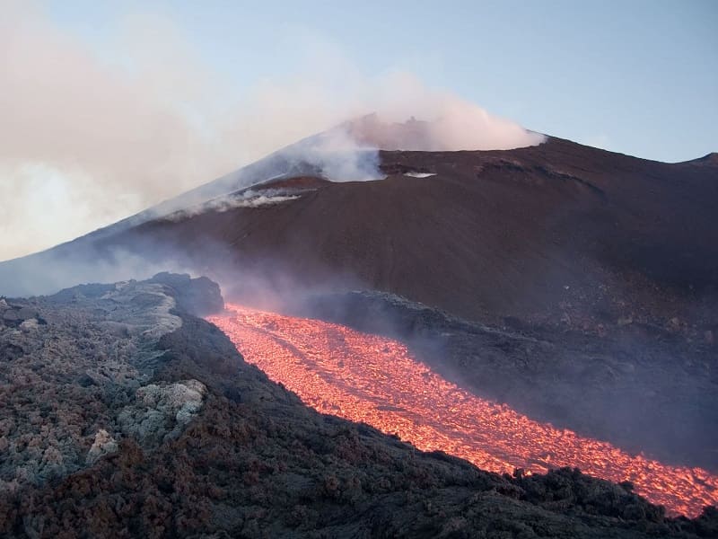 L'INGV ha individuato il “cuore pulsante” dell’Etna dallo studio delle fontane di lava del 2015: un sistema di alimentazione con due serbatoi magmatici