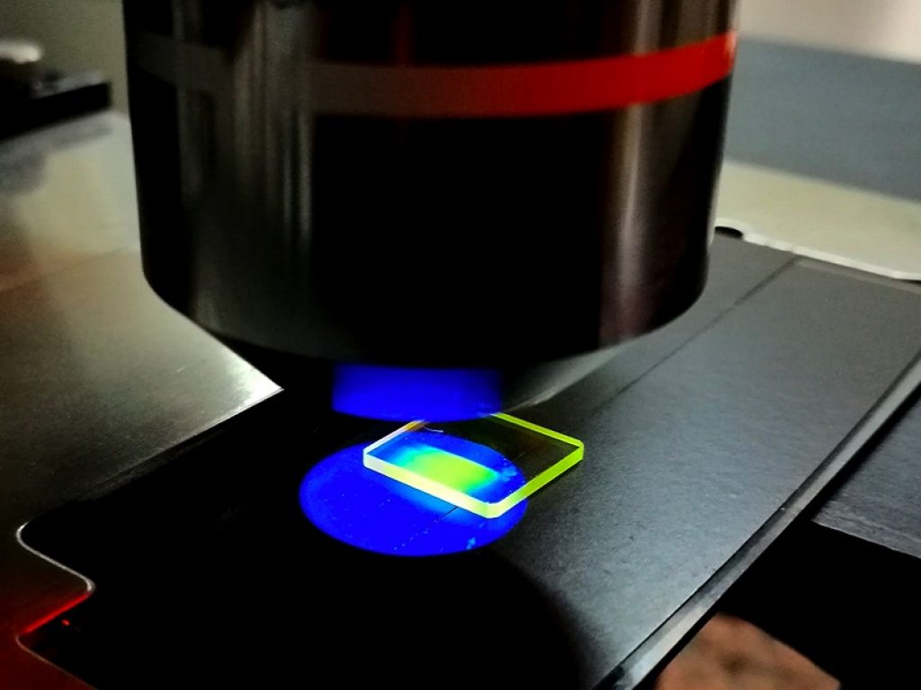 Prima Giornata Internazionale della Luce: da ENEA rivelatori di radiazione innovativi per cure antitumorali basati su cristalli e film sottili di fluoruro di litio permettono di ricostruire la curva di Bragg in un materiale simile al tessuto umano