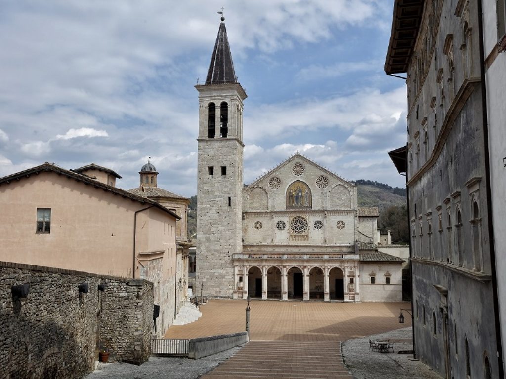 Il Complesso Monumentale del Duomo di Spoleto, che comprende la Cattedrale, il Museo Diocesano e la Basilica di Sant’Eufemia, propone inedite “visioni” dall’alto, interne ed esterne, della sommità dell’abside del Duomo e del campanile