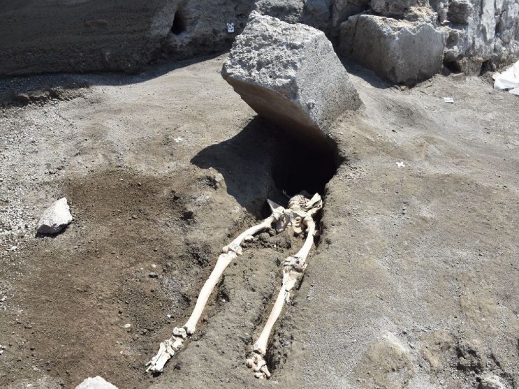 Straordinaria scoperta archeologica a Pompei, dove è stato ritrovato lo scheletro di una delle prime vittime dell'eruzione che distrusse la città. Lo scheletro è stato ritrovato all’incrocio tra il Vicolo delle Nozze d’Argento e il Vicolo dei Balconi