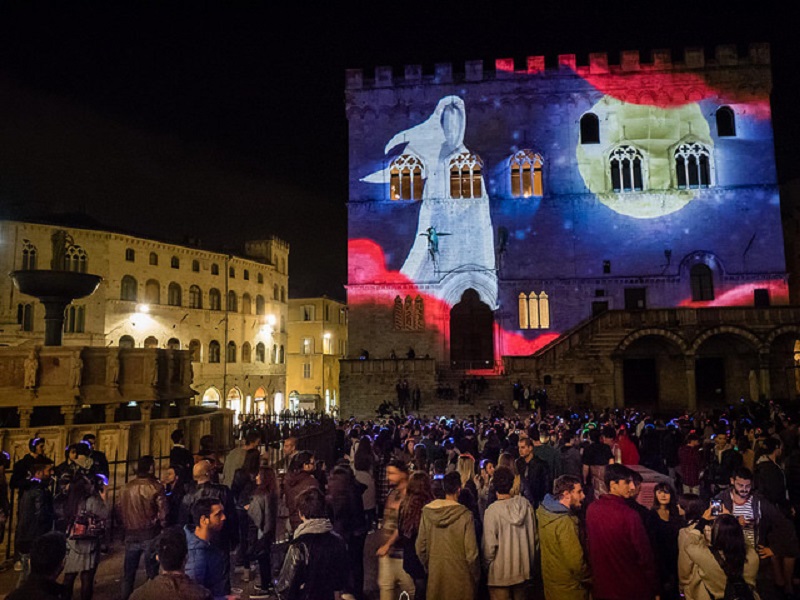 Dai dati delle 12 edizioni organizzate da Frascati Scienza il primo ritratto del pubblico della Notte europea dei Ricercatori: le donne rappresentano il 60% del pubblico, moltissime sono mamme che vogliono avvicinare i figli alla carriera scientifica