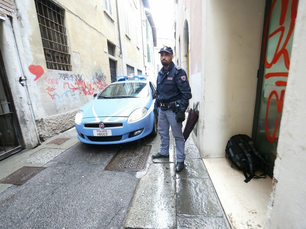 La Polizia di Stato ha arrestato un 51enne di Foggia: è accusato di aver aggredito e sottratto la pensione a diversi anziani nelle province di Barletta e Trani