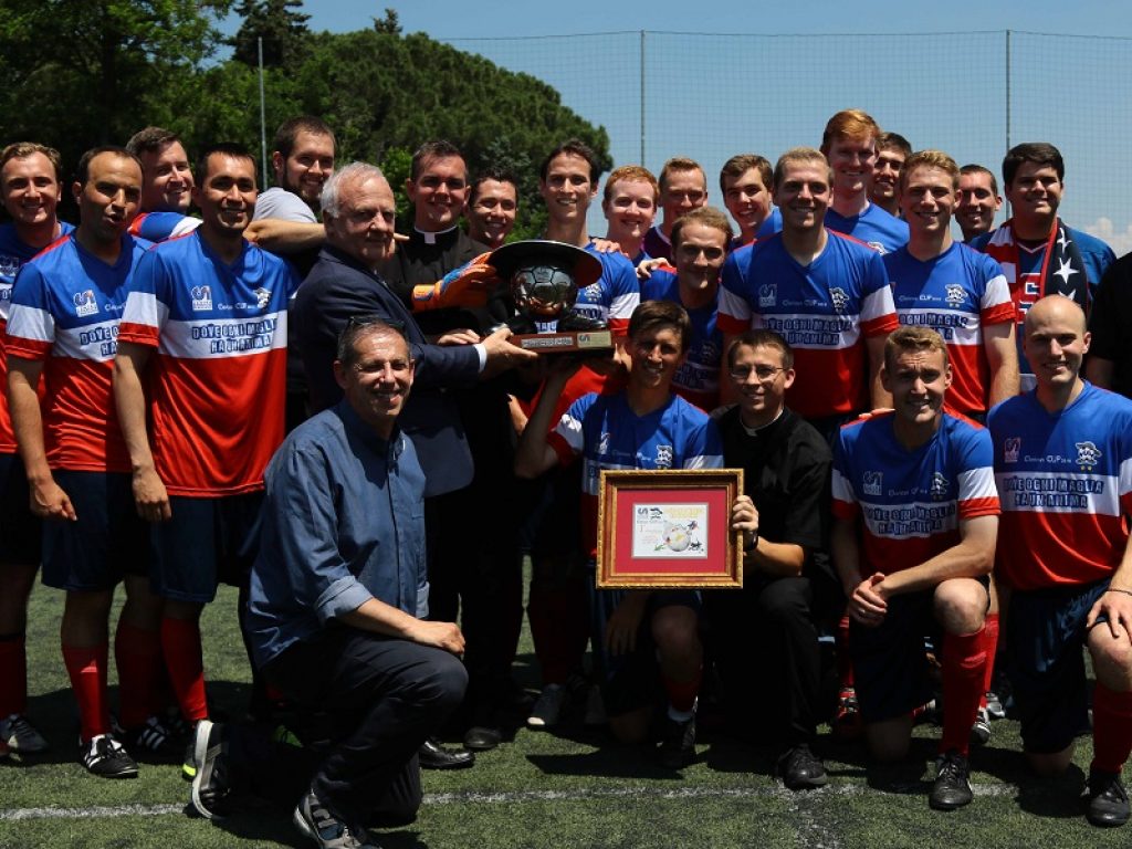 La squadra del North American Martyrs batte ai rigori il Collegio Urbano e vince la Clericus Cup, il Mondiale della Chiesa. Gli americani alza al cielo la Coppa con il Saturno benedetta da Papa Francesco