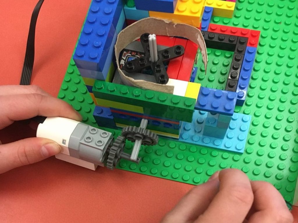 Domani alla Sala Aldo Moro del Ministero dell’Istruzione, oltre cento ragazzi saranno ricevuti per la premiazione dei migliori progetti della First Lego League Italia.