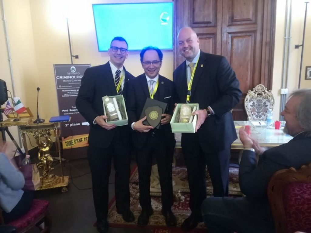 Vibo: FBI e DEA a lectio magistralis. Di questo si è parlato nella lezione magistrale tenuta da due esponenti della FBI Kieran Ramsey, e della DEA Scott Seely Hacker a Vibo Valenza nel corso di laurea