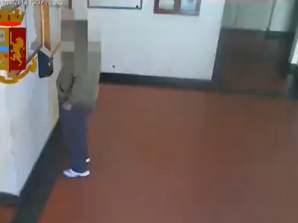 Presi i furbetti del cartellino della Reggia di Caserta. Sei dipendenti del complesso vanvitelliano sono indagati per truffa aggravata continuata e assenteismo: incastrati da pedinamenti della Squadra mobile e intercettazioni videoambientali