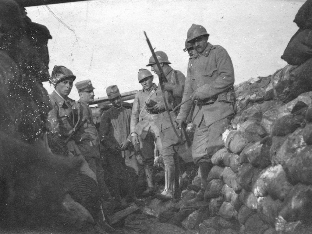 Un medico oltre il fronte è il diario di Dino Giannotti, ufficiale medico prigioniero degli austriaci (1917-1918), che offre uno sguardo inedito sulla Grande Guerra: quello di un medico italiano che opera dietro le linee nemiche