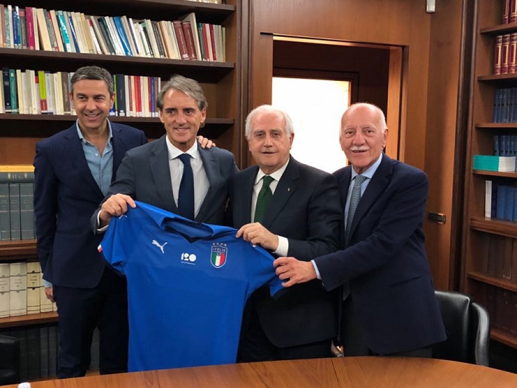 Roberto Mancini, ex allenatore dello Zenit San Pietroburgo, ha firmato un contratto biennale con la FIGC: è il nuovo allenatore della Nazionale italiana di calcio