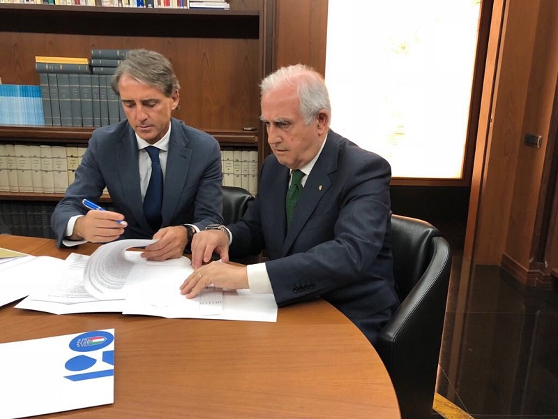 Roberto Mancini, ex allenatore dello Zenit San Pietroburgo, ha firmato un contratto biennale con la FIGC: è il nuovo allenatore della Nazionale italiana di calcio