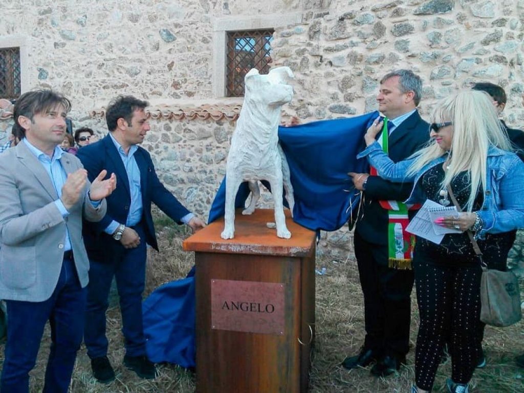 A Montepaone, in provincia di Catanzaro, una statua dedicata ad Angelo, il cane seviziato e ucciso a Sangineto da quattro giovani condannati ad un anno e quattro mesi di reclusione.