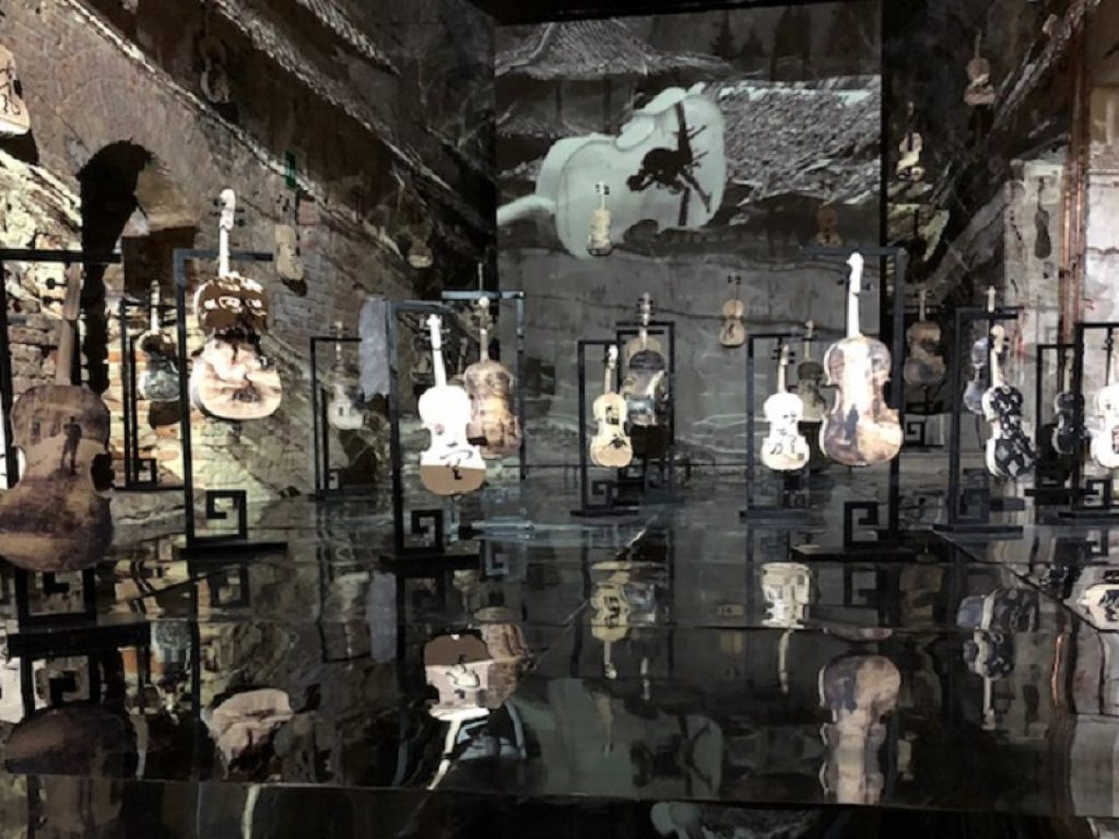 Prorogata la mostra Li Chevalier. Obscure clarté ospitata al Santa Maria della Scala a Siena: resterà aperta fino al 6 gennaio 2019