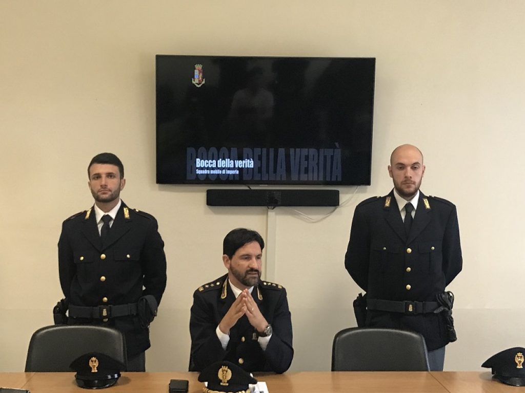 Droga e armi: 4 arresti della Polizia a Imperia nell'operazione “Bocca della Verità”: la droga da spacciare veniva nascosta in un buco del muro perimetrale della villa di uno dei 4 arrestati. Tra i clienti anche noti professionisti della zona