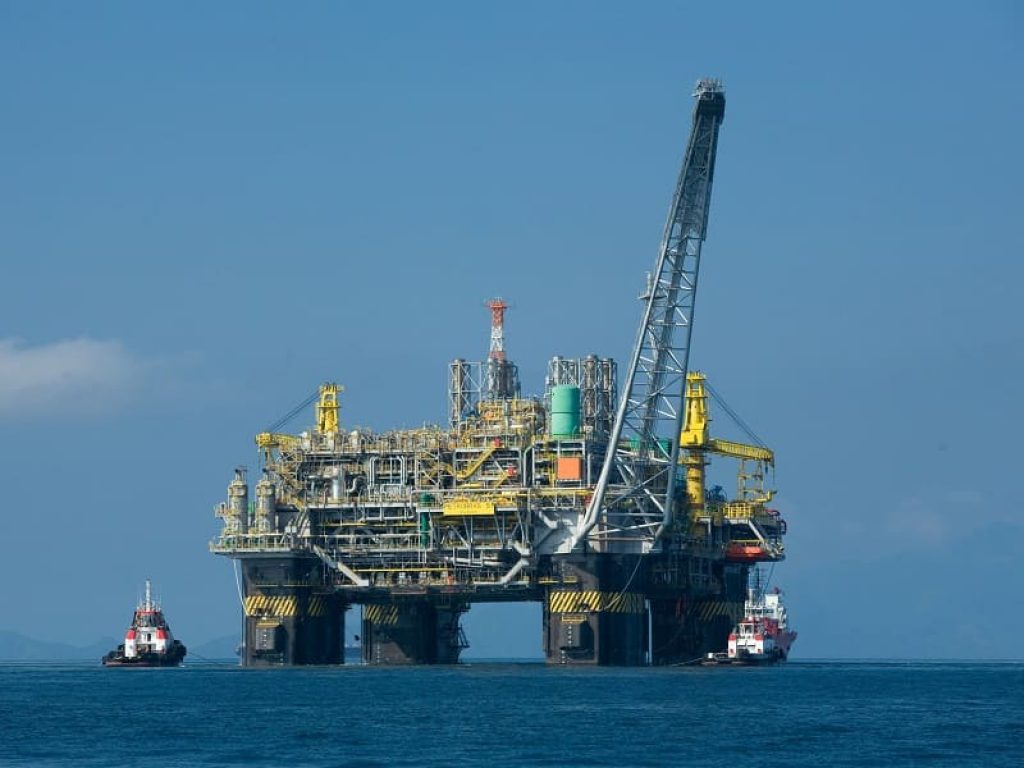 Scioperano i cuochi delle piattaforme, la denuncia di Filcams-Cgil: “Sono prigionieri in mare. I dipendenti della Ligabue stanno effettuando turni di 28 giorni continuativi con 24 giorni di riposo”