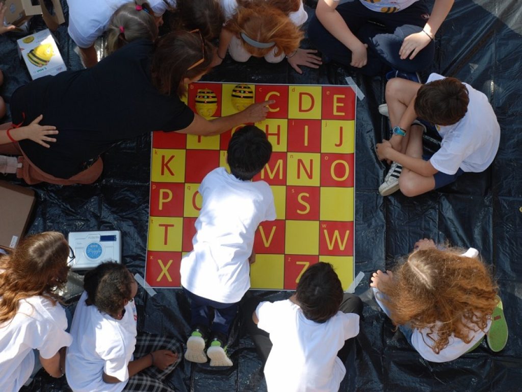 Sfida tra api-robot conclude il progetto di robotica educativa e-Rob della Fondazione Stella Maris e dell’Istituto di BioRobotica della Scuola Sant’Anna, in collaborazione con la Fondazione TIM e l’ IRCCS Fondazione Stella Maris realizzato a Pisa