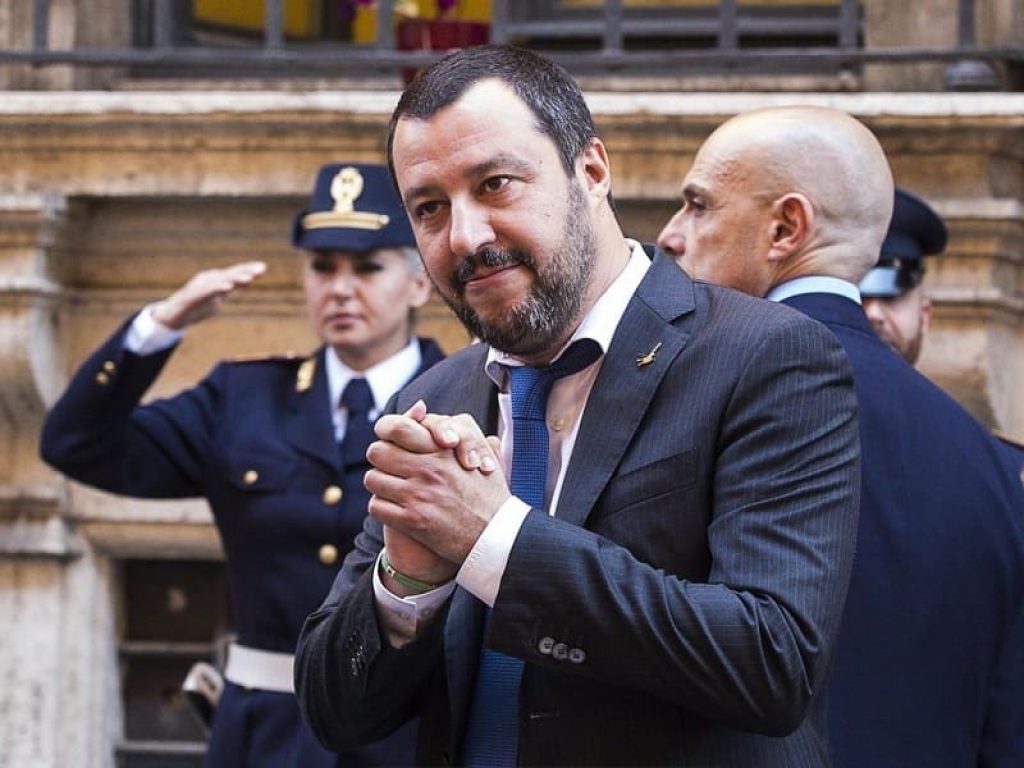 Caso Sea Watch, Salvini indagato per diffamazione: nella denuncia, fatta a luglio dai legali di Carola Rackete, è stato chiesto anche il sequestro dei profili social dell'ex capo del Viminale