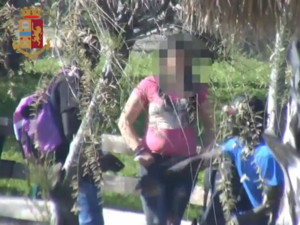 Operazione della Polizia di Stato contro lo spaccio di droga sul lungomare “Trieste” a Salerno: in manette 17 spacciatori originari del Gambia