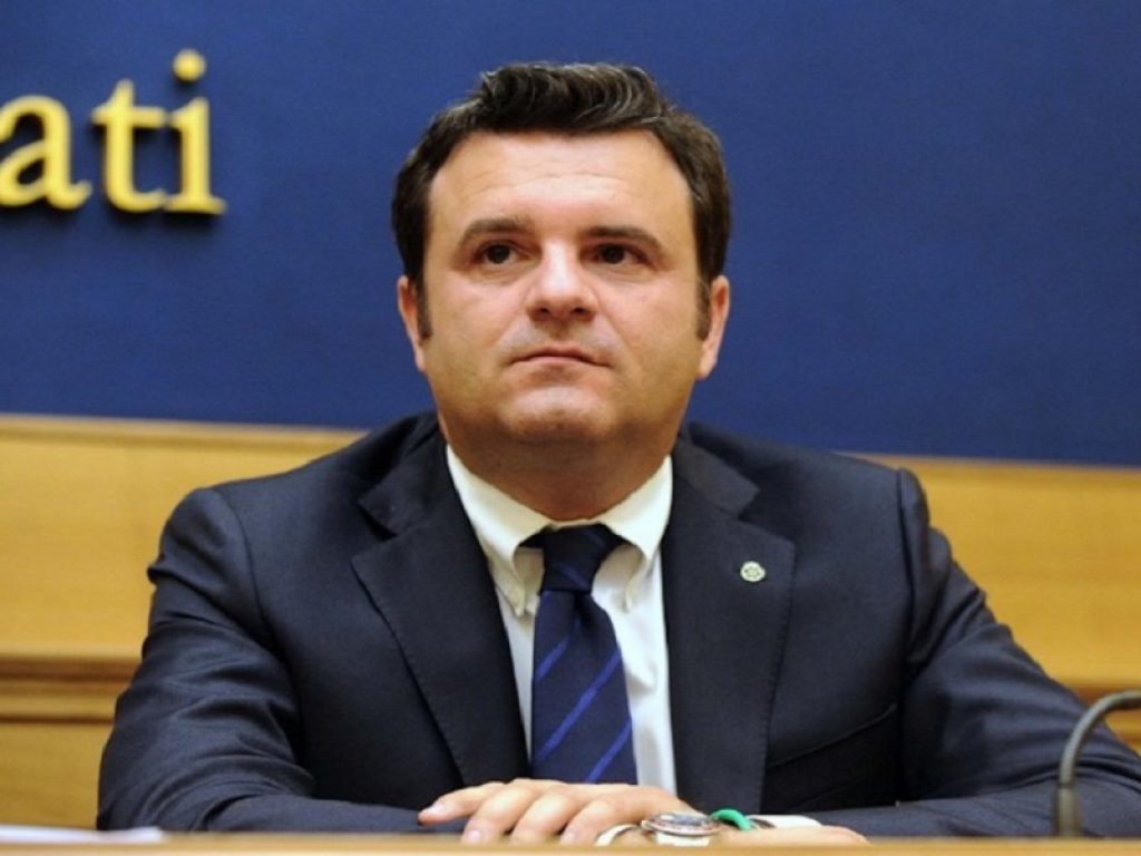 Il ministro delle Politiche agricole Gian Marco Centinaio spinge per la reintroduzione dei voucher in agricoltura. Coldiretti: "Si possono recuperare 50mila posti stagionali"
