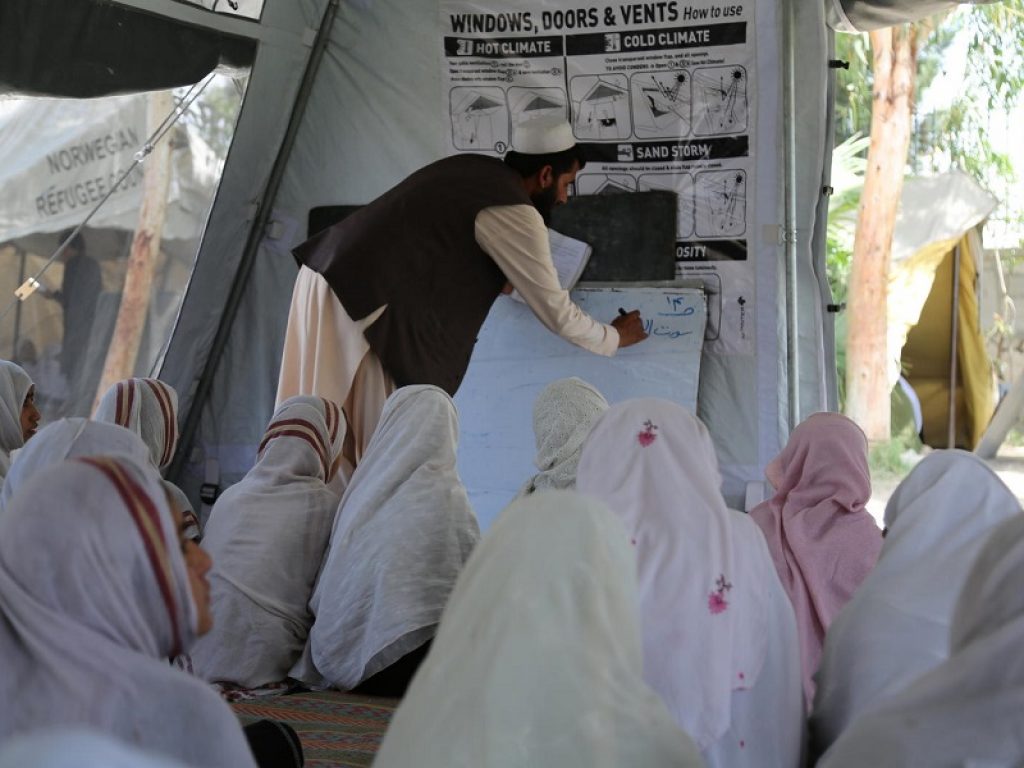 Secondo il nuovo studio “Global Initiative on Out-of-School Children: Afghanistan Country Study” circa la metà dei bambini fra i 7 e i 17 anni – 3,7 milioni – in Afghanistan non va a scuola.