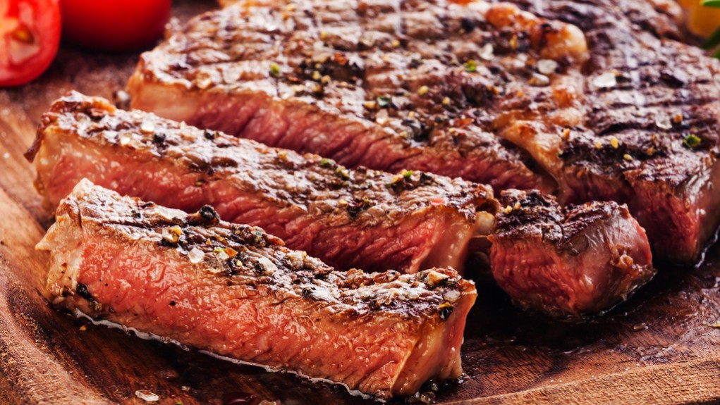 Gli anziani non dovrebbero mangiare carne al sangue: il sistema digestivo degli over 65 farebbe fatica ad assorbire e a scomporre le proteine