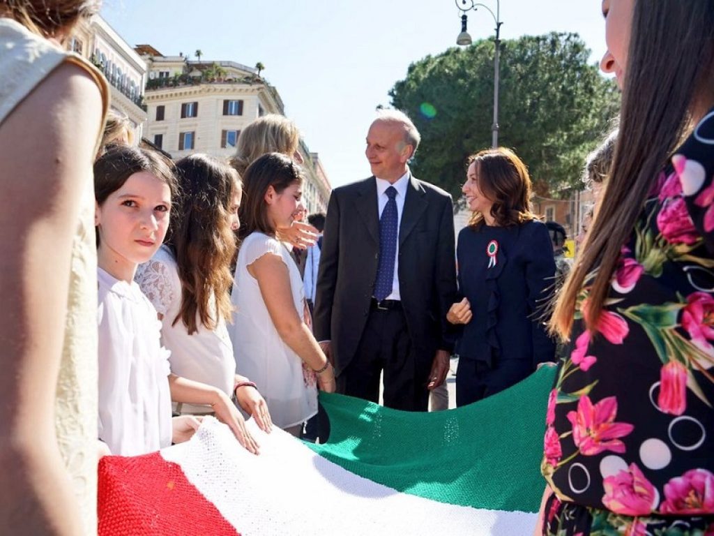 Oltre 300 studentesse e studenti provenienti da tutta Italia hanno partecipato questa mattina, a Roma, alle celebrazioni della Festa della Repubblica. Con loro anche il nuovo ministro dell'Istruzione, Marco Bussetti