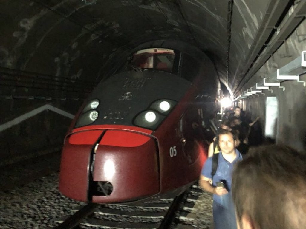 Notte da incubo per i passeggeri del treno Italo 9989 diretto a Roma Termini, rimasto bloccato dentro ad una galleria: il Codacons chiede risarcimenti