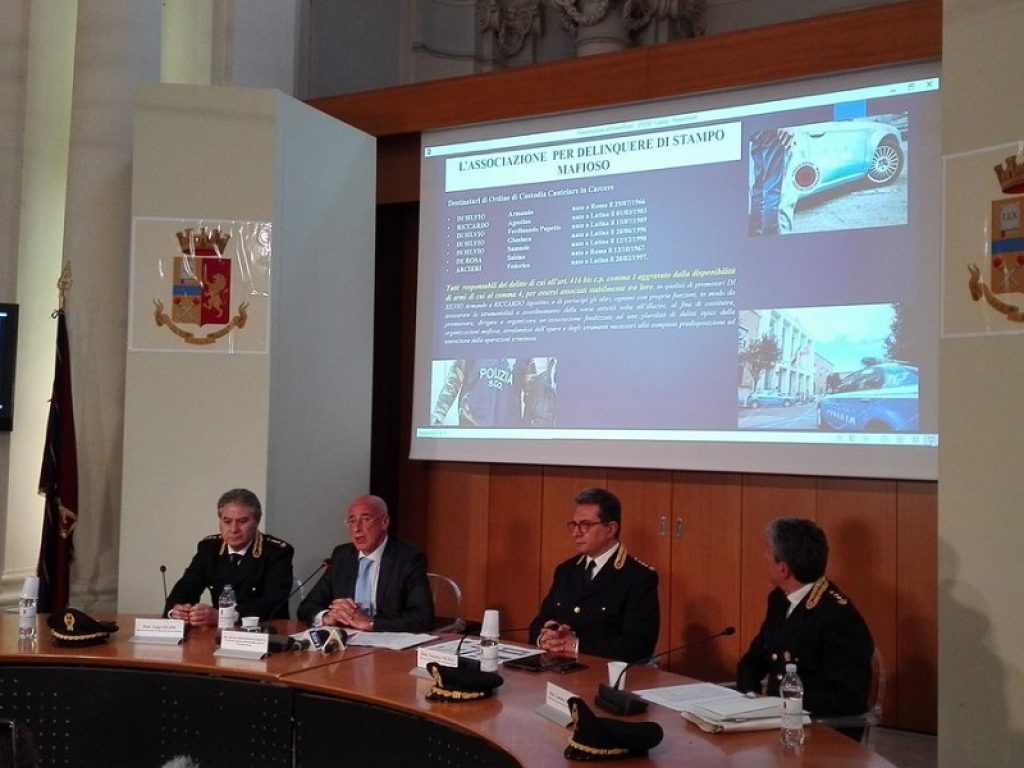 Blitz della Polizia con oltre 250 agenti impegnati nell'operazione "Alba Pontina" contro il clan Di Silvio, ritenuto organizzazione mafiosa: 25 arresti