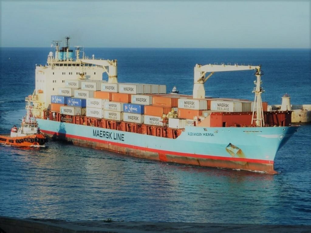I 113 migranti imbarcati dalla nave mercantile Maersk sbarcano nel porto ragusano. La Polizia ha arrestato lo scafista: è un 29enne cittadino sudanese