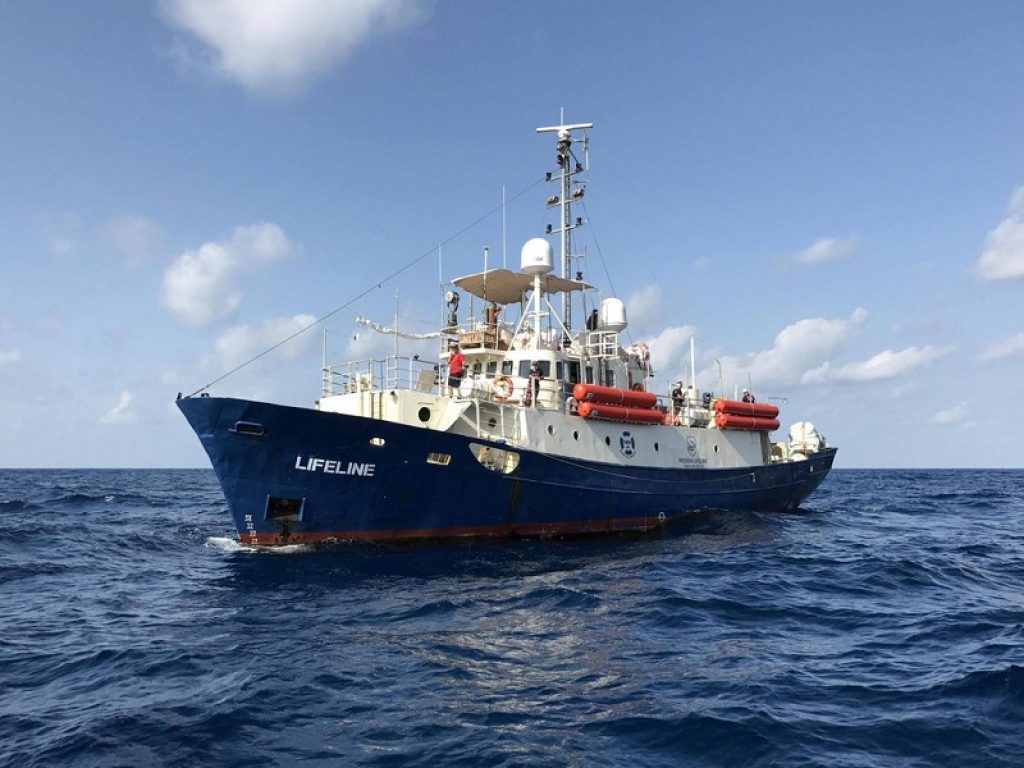 Il Ministero dei Trasporti apre un'inchiesta di bandiera sulla nave della Ong Lifeline. Il Codacons chiede processo per l'equipaggio