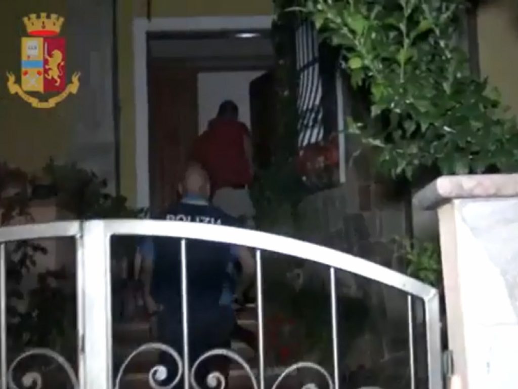Nuoro: la Polizia ha arrestato 14 persone tutte appartenenti a una banda specializzata in rapine agli anziani, spaccio di droga e traffico di armi