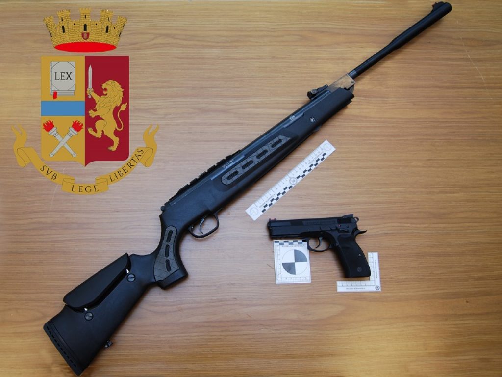 Operazione “Lethal Weapon” della Polizia in diverse province italiane: denunciati 78 acquirenti e sequestrate 92 armi di fabbricazione straniera