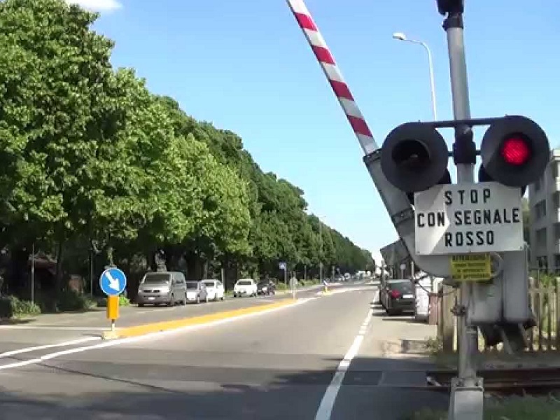 La App Waze introduce l’avviso “Passaggio a Livello” in tutto il mondo: la nuova funzione allerta i conducenti in prossimità dei passaggi