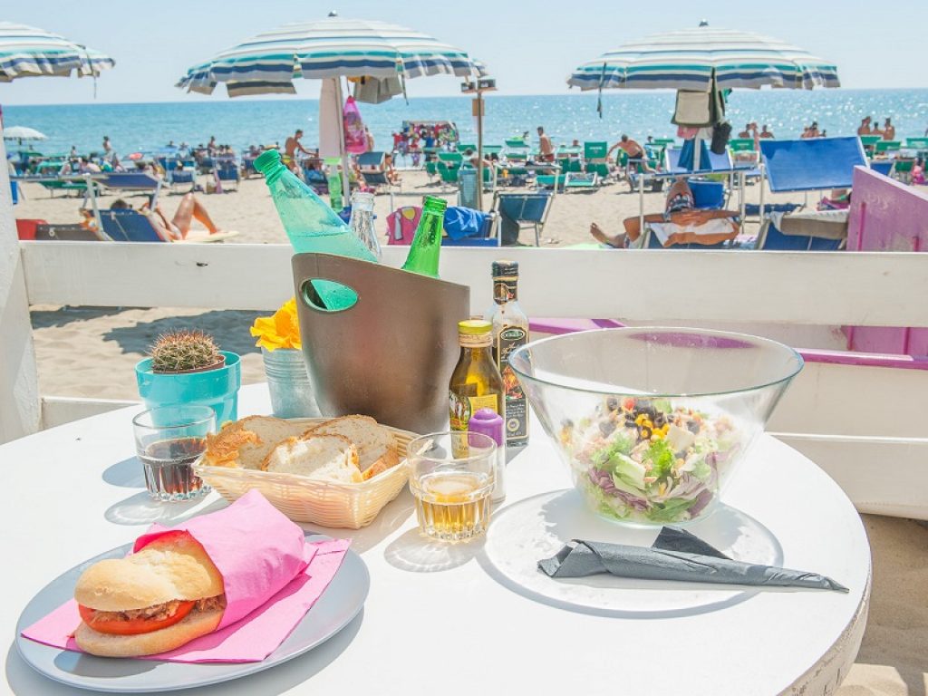 I cibi da spiaggia preferiti dagli italiani: macedonia e caprese i "must", ma c’è chi non rinuncia alle lasagne. Ecco la top ten