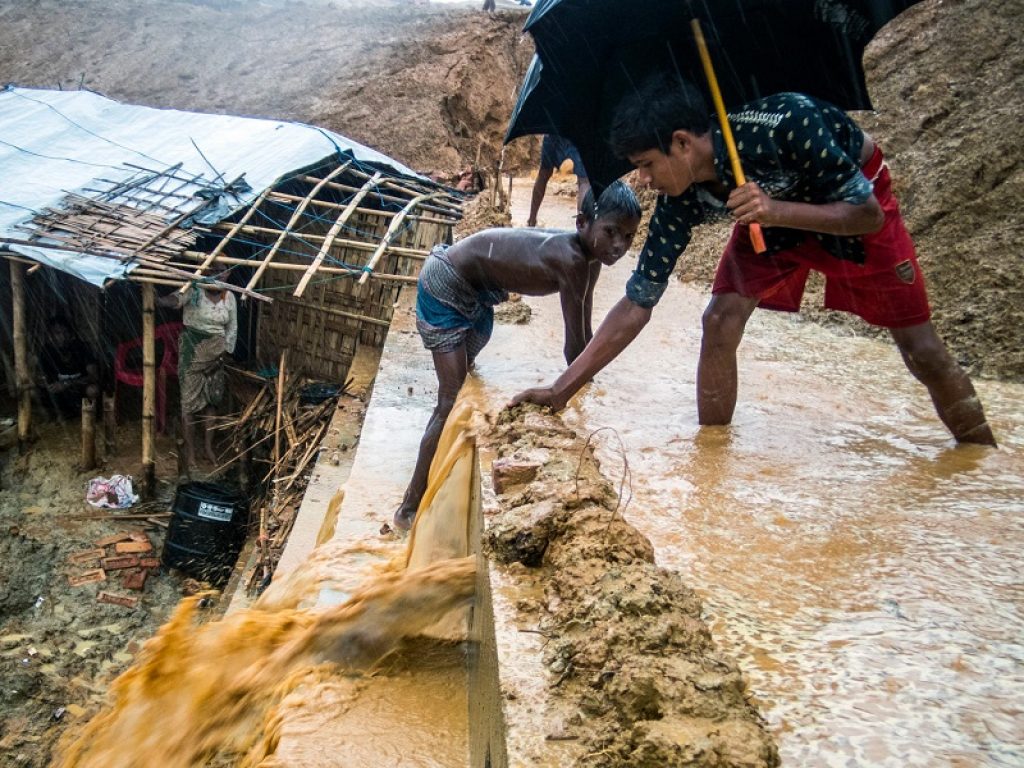 Allarme UNICEF: campi per rifugiati Rohingya in Bangladesh colpiti da forti piogge, 1 bambino di 7 anni annegato, altri 2 rimasti feriti