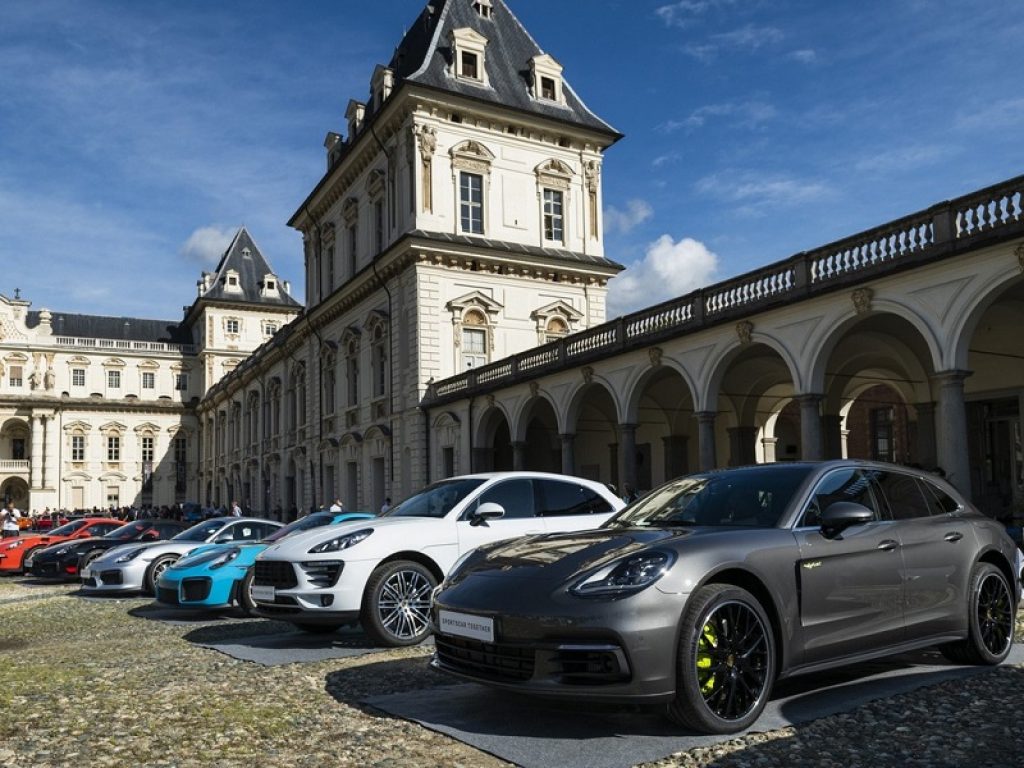 Oltre 200 modelli di Porsche, il brand di Stoccarda, sfilano per le strade di Torino fino a Parco Valentino per il Salone dell'Auto