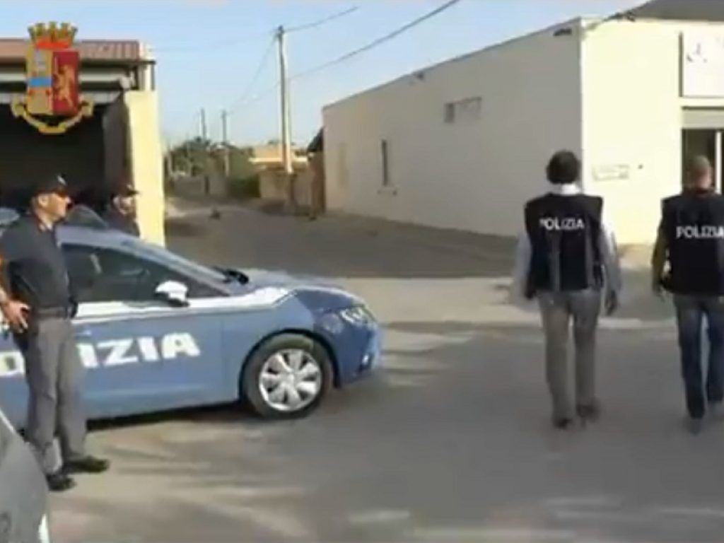 Polizia di Stato e Guardia di Finanza hanno sequestrato a Mazara del Vallo (Trapani) beni per oltre 3 milioni di euro, tra cui società nel settore del commercio ittico, smaltimento di rifiuti e settore edile