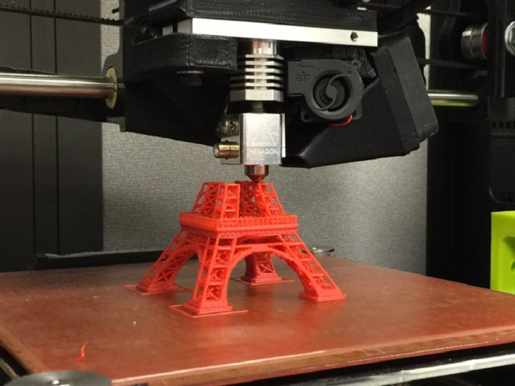 Di chi è la responsabilità in caso di danni da parte di un oggetto realizzato con stampa 3D? Come combattere la contraffazione? L'UE ne discute