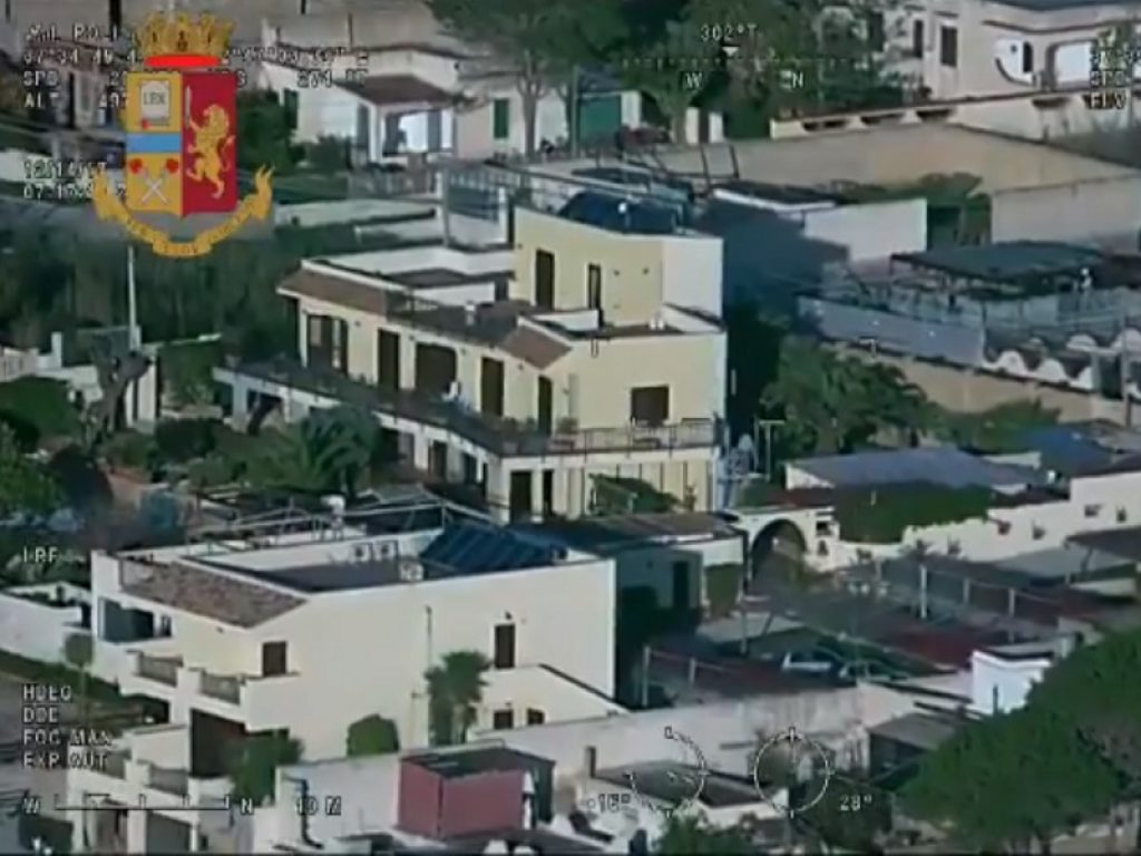 Blitz della Polizia nel Trapanese. Colpita la rete di fiancheggiatori del super latitante Matteo Messina Denaro: 17 persone indagate