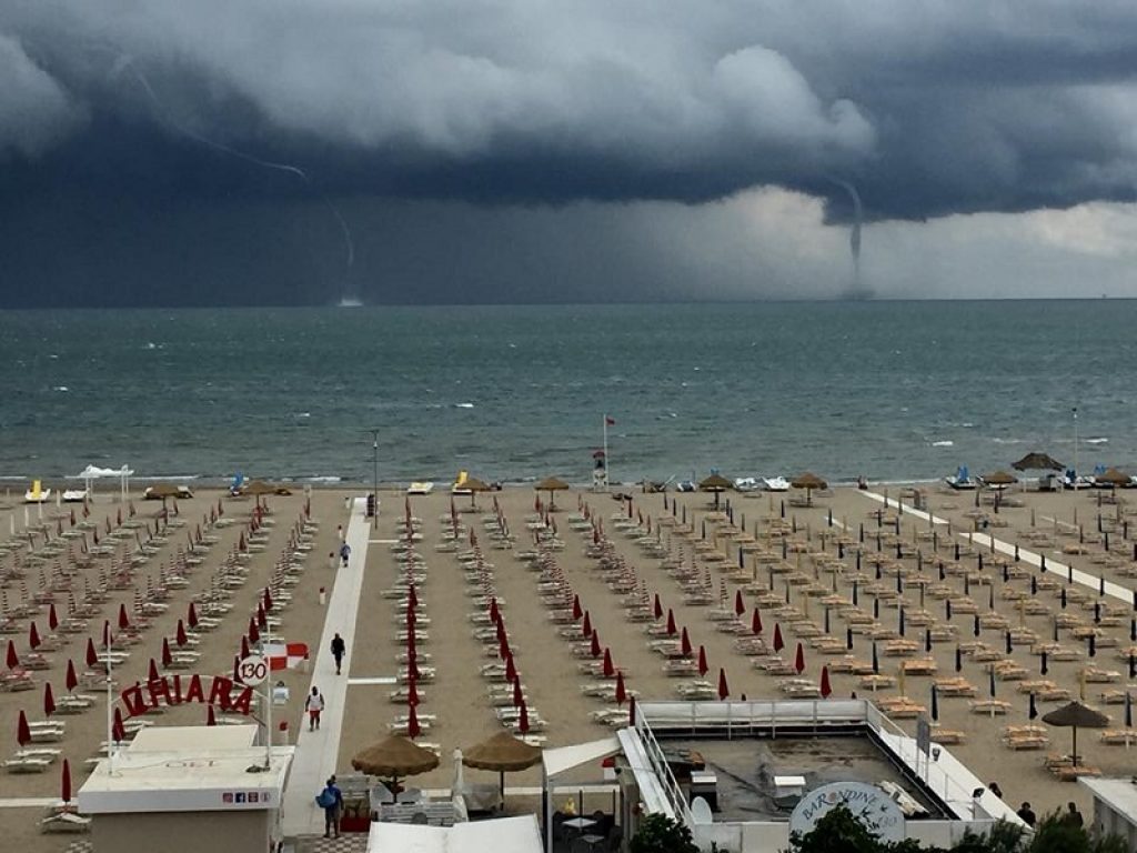 Da Cesenatico a Rimini, sulla costa romagnola piogge e allagamenti: in mare una doppia tromba d'acqua ha spaventato i bagnanti