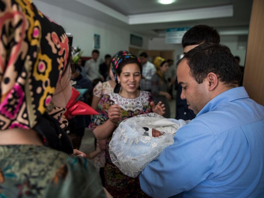 Studio UNICEF: dall'India alla Guinea, 2 neonati su tre vivono in Paesi in cui i padri non hanno diritto al congedo di paternità retribuito