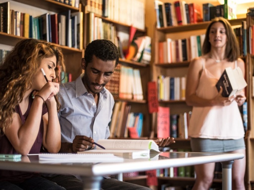 Selezioni Intercultura per studiare all’estero: le iscrizioni online resteranno aperte fino al 10 novembre 2021. Già partiti 810 studenti, 300 i giovani attesi in Italia